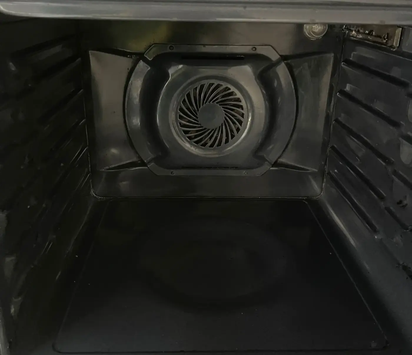 Forno perfettamente pulito dopo l’intervento ad Aosta