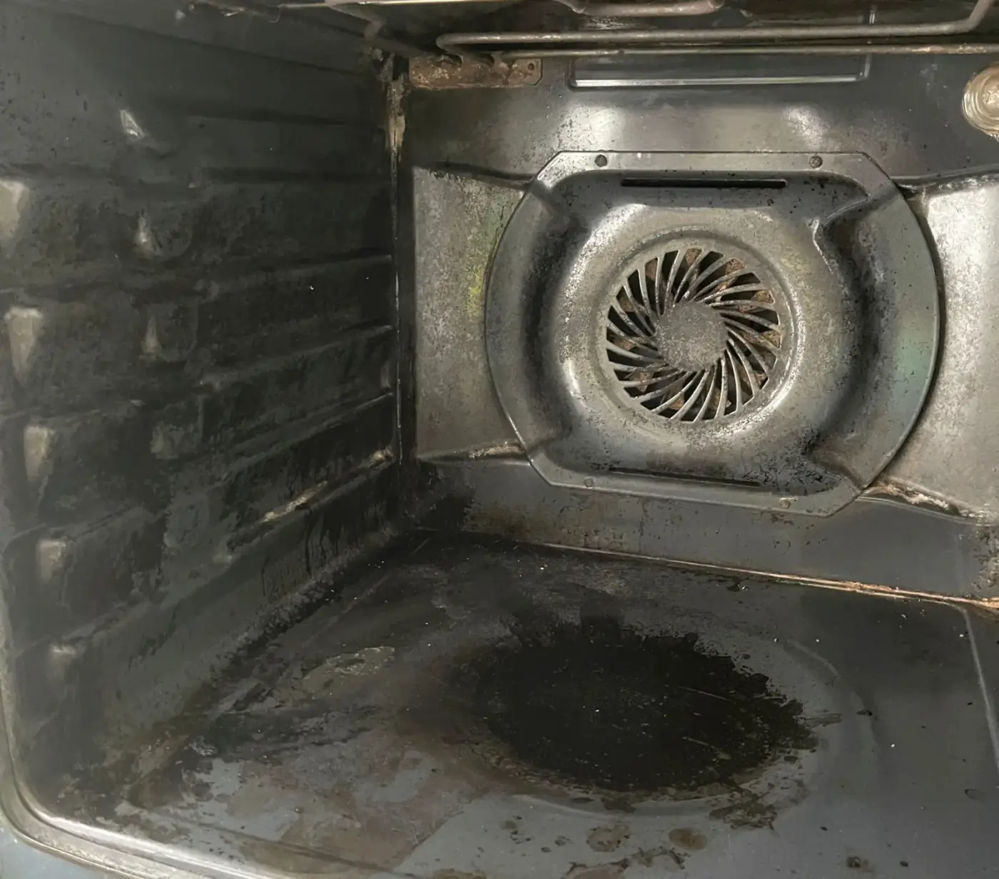 Come pulire il forno incrostato: metodi sicuri e facili