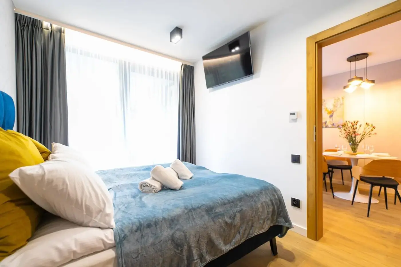 Camera da letto in ordine con biancheria pulita, pulizie ad Aosta